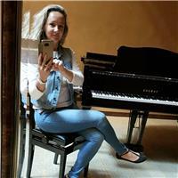 Profesora de Grado Superior de canto y piano