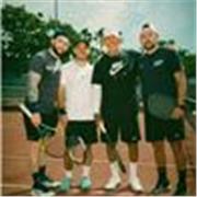 Profesor de tennis imparte clases a todas las edades