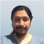 Estudiante de último año de ingeniería civil mecánica da clases de matemática y física para alumnos de enseñanza media