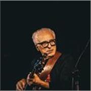 Diplomato al Conservatorio. Ho insegnato basso elettrico a Siena Jazz e nei Conservatori di Mantova e Benevento