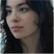 Profesora de inglés imparte clases a niños de todas las edades