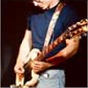 Guitarrista con más de 4 años de experiencia. Puedo enseñar a tocar guitarra acústica, eléctrica o incluso bajo.