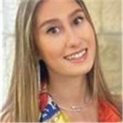 Diplomata liceo classico, laureata in Biologia, e specializzata magistrale in Scienze della Nutrizione