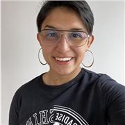 Clases virtuales sobre técnicas básicas de cocina, uso de ingredientes comunes, pastelería básica y fotografía de alimentos