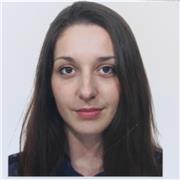 Educatrice dell'infanzia impartisce lezioni di italiano a bambini e ragazzi