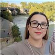 Profesora que imparte clases a niños de todas las edades