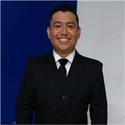 Profesor de español imparte clases a niños de todas las edades