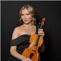 Laureata in violino: conservatorio di santa cecilia, conservatorio di krasnodar; in violino e direzione d’orchestra a kyiv