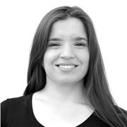 Cantante y actriz titulada intérprete en teatro musical con estudios en pedagogía vocal, realiza clases de canto personalizadas