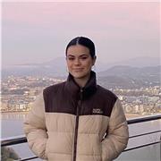 Profesora de Biología que imparte clases a niños de primaria y secundaria