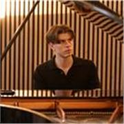 Estudiante de último curso de Superior en el Conservatori del Liceu ofrece clases de piano en instrumento de cola con enfoque inte