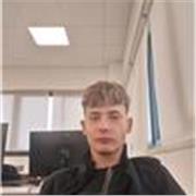 Soy profesor de inglés con nivel B2﻿. Ofrezco clases personalizadas para mejorar comprensión y expresión oral y escrita, adaptadas