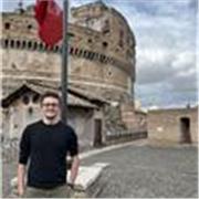 Laureando in chimica, ho già esperienza in aiuto compiti con ragazzi dalle elementari alle superiori in quasi tutte le materie.