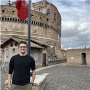 Laureando in chimica, ho già esperienza in aiuto compiti con ragazzi dalle elementari alle superiori in quasi tutte le materie.