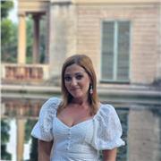 Profesora de inglés con carrera y máster en filologia inglesa y 15 años de experiencia trabajando con todas las edades y niveles