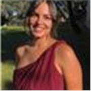 Profesora titulada la cual está encantada de poder enseñar su lengua materna.