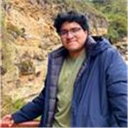 Profesor imparte clases dirigido para universitarios recién ingresantes y escolares