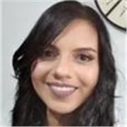 Profesora de inglés imparte clases a niños de todas las edades