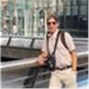 El profesor de inglés imparte clases a niños,adolescentes y adultos.Prepara estudiantes universitarios para examen B1 y B2