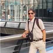 El profesor de inglés imparte clases a niños,adolescentes y adultos.Prepara estudiantes universitarios para examen B1 y B2