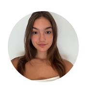 Muy buena en idiomas, B2 en inglés,  y nativo en castellano y catalán.