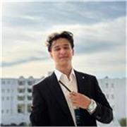 Prof d'anglais qui a une grande capacité a gérer le cours et faire apprendre les principe de la  langue et communiquer en anglais 