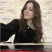 Estudiante con bachillerato reciente y estudiando un grado, con experiencia en todas las materias.