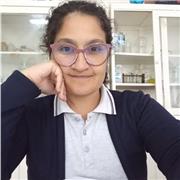 Profesora de Biología que imparte clases interactuando constantemente con el estudiante mediante ejemplos cotidianos que puedafen