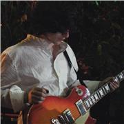 Clases de guitarra en Madrid. Tengo grado (UAX) y máster (Musikene) en música moderna y jazz