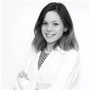 Farmacéutica imparte clases de química, física, matemáticas y biología