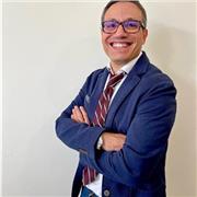 Laureato in Lettere moderne impartisce lezioni di Storia a studenti della scuola primaria, secondaria di primo e secondo grado