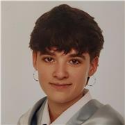 Profesora de apoyo de Historia, cuyo objetivo es enseñar la asignatura de forma dinámica y entretenida