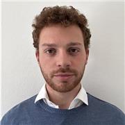 Laureato in Lettere Classiche impartisce lezioni di Italiano (anche per stranieri), Greco e Latino