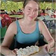 Profesora de inglés que imparte clases presenciales a gente de todas las edades