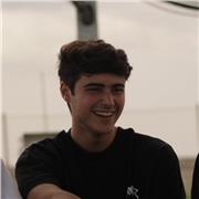 Profesor de español imparte clases para mejorar el idioma a gente de cualquier edad