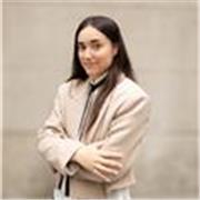 Profesora titulada con Máster y acreditaciones por el Instituto Cervantes, ofrece clases de Lengua Castella y Literatura e Historia y Geografía