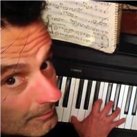 Maestro di pianoforte, esperto in musica di base, teoria musicale ad indirizzo classico, jazz, musica elettronica e pop. Pianista jazz, bossanova e musica leggera, disponibile per lezioni