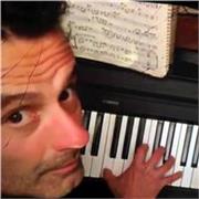 Maestro di pianoforte, esperto in musica di base, teoria musicale ad indirizzo classico, jazz, musica elettronica e pop. Pianista jazz, bossanova e musica leggera, disponibile per lezioni