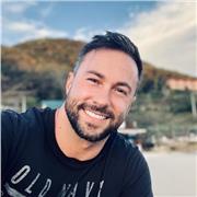 Profesor de portugués nativo, con conocimiento de toda la estructura gramatical de la lengua.