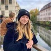 Jeune ingénieure diplômée spécialisée en aéronautique et spatiale - Cours collège lycée matières scientifiques