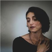 Ich bin Mariagiulia, 39 Jahre alt, eine italienische Choreografin und Tänzerin. Ich liebe Kinder sehr, spiele gerne mit ihnen, den