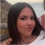 Estudiante que enseña ciencias a niños y adolescentes. 