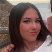 Estudiante que enseña ciencias a niños y adolescentes.