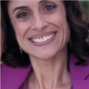 Maestra scuola primaria aiuta nei compiti e con empatia e metodo insegna ai bambini a recuperare fiducia in se stessi