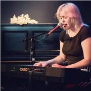 Profesora de Canto, enseña musica, solfeo, piano funcional y armonía para todos los niveles