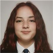 Joven con titulación de bachillerato de artes y 3 años de clases de pintura, y actualmente cursando un grado superior de diseño.