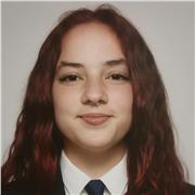 Joven con titulación de bachillerato de artes y 3 años de clases de pintura, y actualmente cursando un grado superior de diseño.