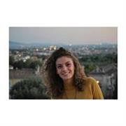 Laureata in lingue impartisce lezioni ad alunn* di medie e superiori