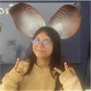 Profesora de sociales con actitud para enseñar a jóvenes entre 13 y 15 años para mejorar sus calificaciones