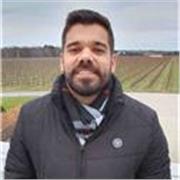Dou aulas de matemática do ensino básico ao vestibular, especializado em provas específicas para a UERJ. Sou engenheiro, mestre em engenharia pelo IME e estudante de Ciências Contábeis pela UFRJ